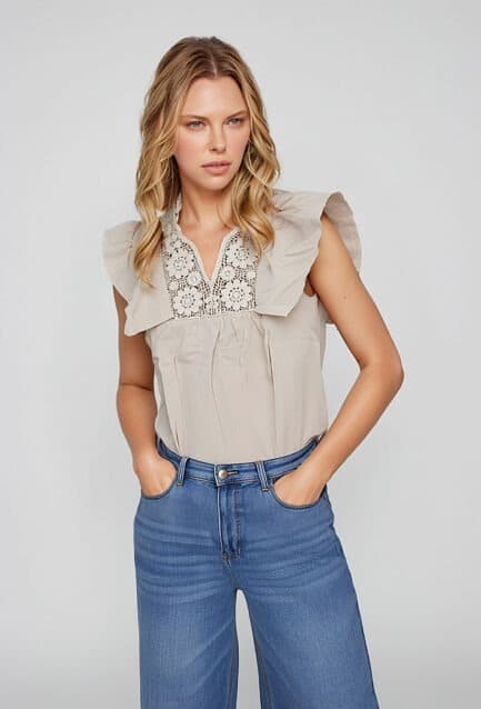 Blouse femme sans manches en coton beige avec col V en dentelle et volants décoratifs