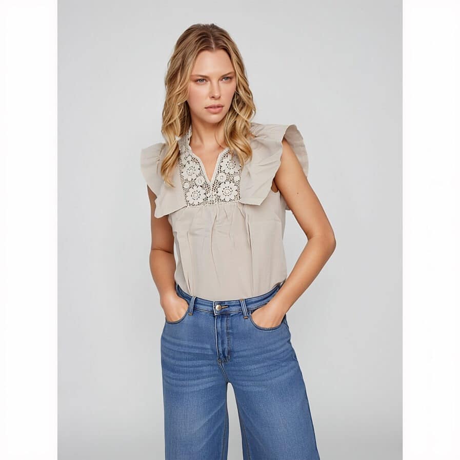 Blouse femme sans manches en coton beige avec col V en dentelle et volants décoratifs
