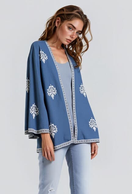 Kimono femme en jean souple bleu avec broderie florale – Veste kimono style japonais moderne et léger"